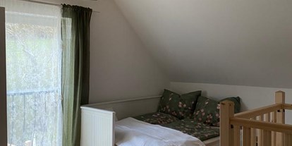 Urlaub auf dem Bauernhof - Brötchenservice - Kapfenstein - Offenes Obergeschoss mit Doppelbett und Schlafcouch. - NaturGut Kunterbunt 