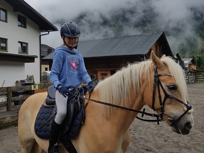Urlaub auf dem Bauernhof - Tiroler Oberland - Reiten bei jedem Wetter - Reiterhof Alpin Appart Pfingstferien im Appartementhaus, Reitwoche für Kinder