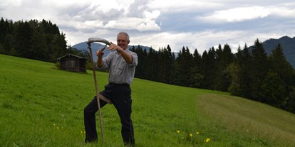 vacation on the farm - Tiere am Hof: Hühner - Grießen (Leogang) - Hans beim Sense schleifen - Schloif Troadkastn