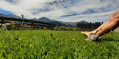 Urlaub auf dem Bauernhof - ideal für: Ruhesuchende - Ried im Oberinntal - Liegewiese am Veitenhof Ötztal - Bio und Reiterhof der Veitenhof