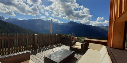 Urlaub auf dem Bauernhof - Tirol - Unsere Sonnenterrasse mit einzigartigem Panoramablick - Bio und Reiterhof der Veitenhof