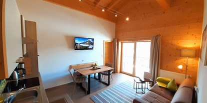 Urlaub auf dem Bauernhof - Jahreszeit: Winter-Urlaub - Wohn-Essbereich mit Küche und Balkon - Bio und Reiterhof der Veitenhof
