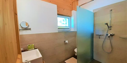 Urlaub auf dem Bauernhof - ideal für: Senioren - Serfaus - Badezimmer mit Walk-in Dusche - Bio und Reiterhof der Veitenhof