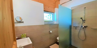 Urlaub auf dem Bauernhof - ideal für: Pärchen - Holzgau - Badezimmer mit Walk-in Dusche - Bio und Reiterhof der Veitenhof