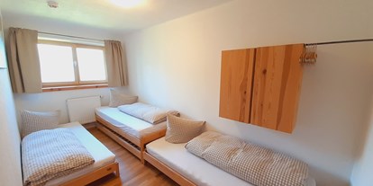 vacation on the farm - 2. Schlafzimmer im Appartement mit Doppelbett oder 3 Einzelbetten möglich - Bio und Reiterhof der Veitenhof