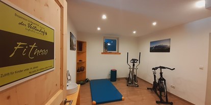 Urlaub auf dem Bauernhof - Stromanschluss: für E-Bikes - Tirol - kleiner Fitnessraum mit Spinningrad, Crosstrainer, Yogamatte, Kettleballs und TV - Bio und Reiterhof der Veitenhof
