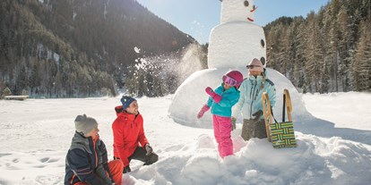 Urlaub auf dem Bauernhof - Tirol - 11 Meter hoher Schneemann in Niederthai - Bio und Reiterhof der Veitenhof