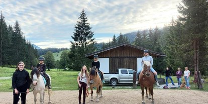Urlaub auf dem Bauernhof - Spielplatz - Tiroler Unterland - Idyllische Stimmung auf unserem hofeigenen Reitplatz - Urlaub am Foidlhof
