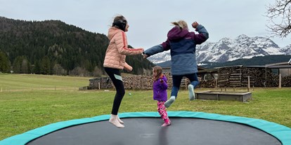 Urlaub auf dem Bauernhof - Mithilfe beim: Tiere füttern - Tiroler Unterland - Großes Bodentrampolin im Garten - Urlaub am Foidlhof