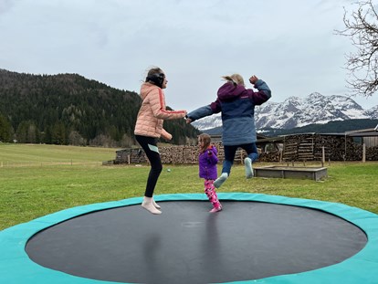 vacation on the farm - Fahrzeuge: Güllefass - Tiroler Unterland - Großes Bodentrampolin im Garten - Urlaub am Foidlhof