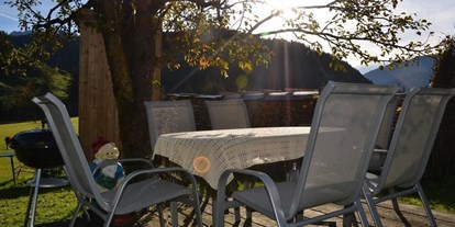 Urlaub auf dem Bauernhof - Fahrzeuge: Güllefass - Bischofshofen - Sonnige Terrasse direkt neben dem Spielplatz im Garten - Urlaub am Foidlhof