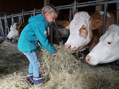 Urlaub auf dem Bauernhof - Frühstück - Dorfheim - Unsere Kühe füttern - Urlaub am Foidlhof