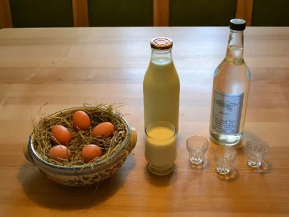 Urlaub auf dem Bauernhof - Kräutergarten - Hohlwegen - Unsere Hofprodukte: frische Milch von unseren Kühen, Eier von unseren Hühnern, hausgemachter Eierlikör - Urlaub am Foidlhof