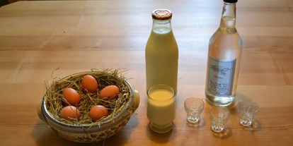 Urlaub auf dem Bauernhof - Almwirtschaft - Tirol - Unsere Hofprodukte: frische Milch von unseren Kühen, Eier von unseren Hühnern, hausgemachter Eierlikör - Urlaub am Foidlhof