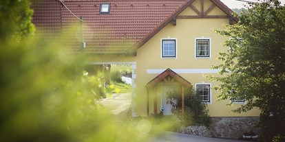 Urlaub auf dem Bauernhof - Fernseher am Zimmer - Niederösterreich - Vorderansicht - Gästehaus Gnant