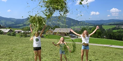 vacation on the farm - ideal für: Familien - Kißlegg - Heuernte mal anders, Ausblickhof und Ausblick im Hintergrund - Ausblickhof