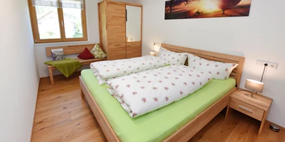 vacances à la ferme - Umgebung: Urlaub in den Hügeln - Kißlegg - Schlafzimmer mit Doppelbett & Gitterbett - Ausblickhof