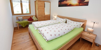 vacation on the farm - ideal für: Pärchen - Altusried - Schlafzimmer mit Doppelbett & Gitterbett - Ausblickhof