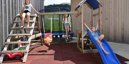 Urlaub auf dem Bauernhof - ideal für: Pärchen - Lochau - Terrasse mit Spielplatz - Ausblickhof