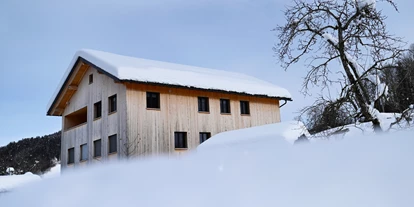 nyaralás a farmon - Mithilfe beim: Melken - Rettenberg (Landkreis Oberallgäu) - Ausblickhof außen Ansicht Winter - Ausblickhof