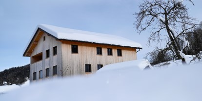 vacation on the farm - Tiere am Hof: Hunde - Wiggensbach - Ausblickhof außen Ansicht Winter - Ausblickhof