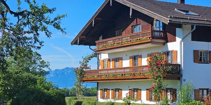 vakantie op de boerderij - Umgebung: Urlaub am See - Großkarolinenfeld - Unser Hof mit Blick Richtung Osten und Süden zum Chiemsee und die Alpenkette - Moier-Hof LEX