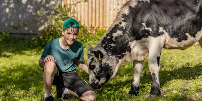 Urlaub auf dem Bauernhof - Mithilfe beim: Tiere pflegen - Unterzmöln - Lukas mit Kalb - Bauernhof Oberlöffele