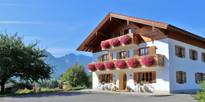 vacanza in fattoria - Terrasse oder Balkon am Zimmer - Obing - Hausansicht mit Panoramablick - Sotterhof