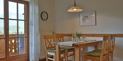 Urlaub auf dem Bauernhof - Terrasse oder Balkon am Zimmer - Holzöster - Essen Rosmarin - Sotterhof