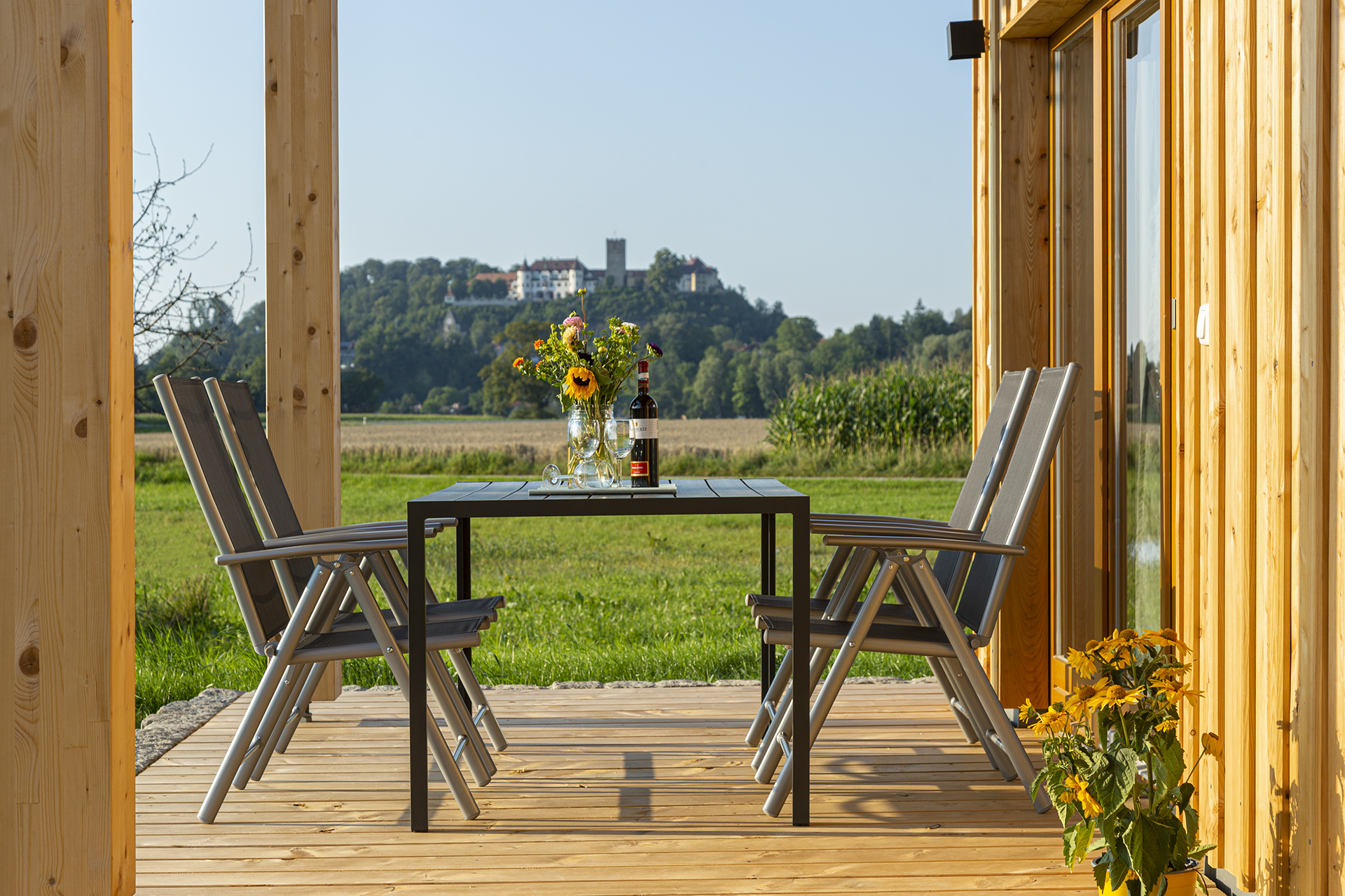 Urlaub auf dem Bauernhof: Chalet, Terrasse mit Schlossblick - Niederauer-Hof
