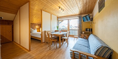 Urlaub auf dem Bauernhof - Tagesausflug möglich - Oberbayern - Ferienwohnung Droatkammer
großer Wohn-Schlafraum mit abgetrennten Doppelbett - Estermannhof