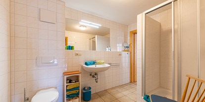 Urlaub auf dem Bauernhof - ideal für: Senioren - Region Chiemsee - Ferienwohnung Droatkammer
Badezimmer
 - Estermannhof