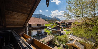vacanza in fattoria - ideal für: Pärchen - Penningberg - Ferienwohnung Droatkammer
Blick vom Balkon idylisches Dorf mit Blick auf Hausberg Hochries - Estermannhof