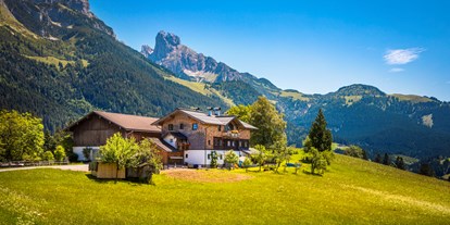 Urlaub auf dem Bauernhof - Tagesausflug möglich - Hof bei Salzburg - Unser Hof mit Bergkulisse - Schintlbauer