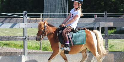 Urlaub auf dem Bauernhof - Söchtenau - Pony reiten mit unserer Stute Lucca - Hochgallinger Hof
