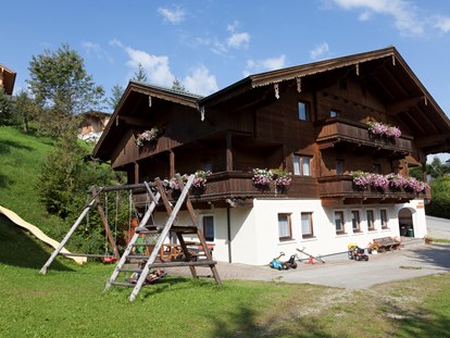 vacation on the farm - Umgebung: Urlaub am See - Wald (Faistenau) - Kinderspielplatz beim Apartmenthaus - Apartmenthaus Kuchelberg