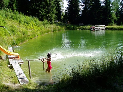 Urlaub auf dem Bauernhof - Schwimmmöglichkeit: Badesee - Obsmarkt - Schneider Reitlehenalm