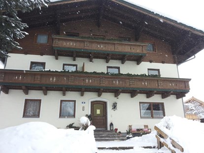 Urlaub auf dem Bauernhof - Salzburger Sportwelt - Hauseingang Winter - Schnell Palfengut