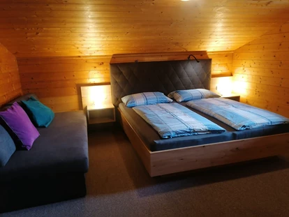 Urlaub auf dem Bauernhof - ideal für: Wellness - Steuer - Talblick - gemütliches Schlafzimmer mit drei Schlafplätzen, eingebettet in Holz - Steinerbauer - Urlaub am Biokinderbauernhof