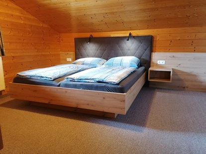 Urlaub auf dem Bauernhof - Neuseß - Talblick - gemütliches Schlafzimmer mit zwei Schlafplätzen, eingebettet in Holz

privater Balkon - Steinerbauer - Urlaub am Biokinderbauernhof