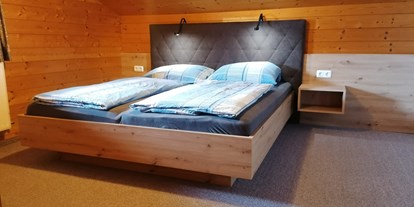 Urlaub auf dem Bauernhof - Gosau - Talblick - gemütliches Schlafzimmer mit zwei Schlafplätzen, eingebettet in Holz

privater Balkon - Steinerbauer - Urlaub am Biokinderbauernhof