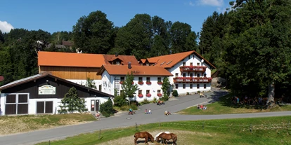 vakantie op de boerderij - Schönberg (Freyung-Grafenau) - Hofbild - Kinderparadies BIO-Erlebnisbauernhof