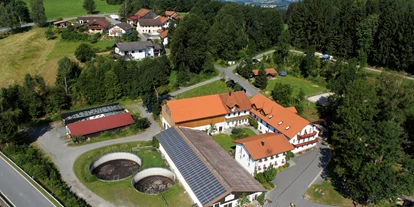 Urlaub auf dem Bauernhof - Art der Unterkunft: Appartement - Schöllnach - Luftaufnahme - Kinderparadies BIO-Erlebnisbauernhof