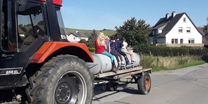 vacanza in fattoria - Ponyreiten - Sauerland - Spaß beim Wasser fahren für die Rinder - Ferienhof Schmiddes