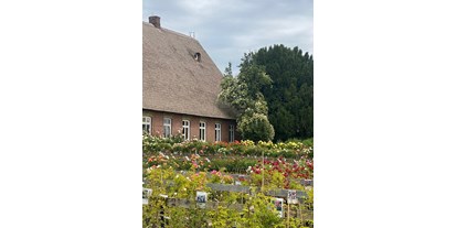 Urlaub auf dem Bauernhof - Kräutergarten - Deutschland - Hausdeich 180, Blick vom Rosenhof - Hausdeich 180