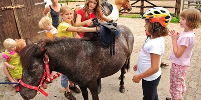 vacation on the farm - Tiere am Hof: Ponys - Walsrode - Ponys satteln - Der Eichenhof