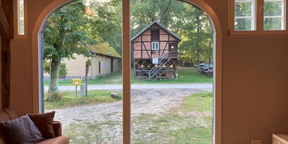 Urlaub auf dem Bauernhof - Trampolin - Lüneburger Heide - Blick aus dem Appartement "Im Gutshaus" - Gut Rehrhof