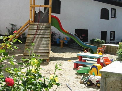Urlaub auf dem Bauernhof - Terrasse oder Balkon am Zimmer - Jörgerberg - Innenhof-Spielplatz - Eselgut  mit  Donautraumblick