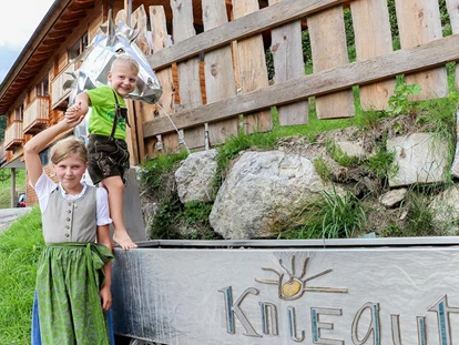 Urlaub auf dem Bauernhof - selbstgemachte Produkte: Brände - Alpen - Kinderbauernhof Kniegut