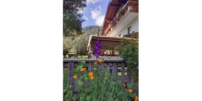 Urlaub auf dem Bauernhof - Preisniveau: moderat - Südtirol - blühender Hochsommer im Garten des Ferienbauernhofs Matzilerhof - Matzilerhof